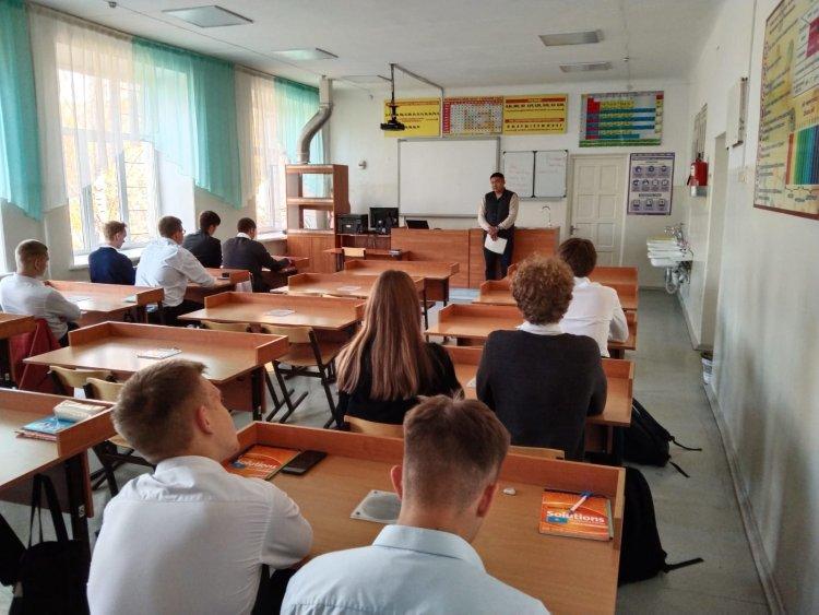 11 сынып оқушылары Қазақстан Республикасы Ұлттық қауіпсіздік комитеті Шекара қызметі/Встреча  11 классов с представителем Пограничной Службы Комитета Национальной Безопасности Республики Казахстана комитетінің өкілімен кездесті/